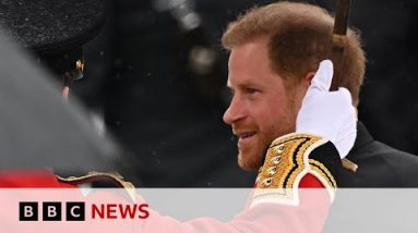 Prince Harry arrives at King Charles’s Coronation in Westminster Abbey – BBC News