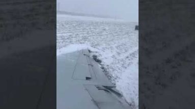 Airplane slides off runway at Chicago airport in the end of snow fall | ABC7